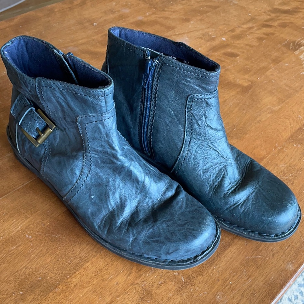 Guc Clark’s ankle boots, size 6.5W